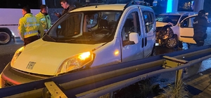 Kocaeli'de 2 hafif ticari aracın çarpıştığı kazada 1 kişi yaralandı