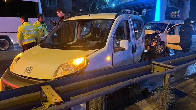 Kocaeli'de 2 hafif ticari aracın çarpıştığı kazada 1 kişi yaralandı