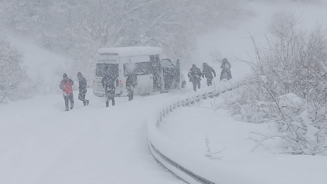 Ardahan'da eğitime 'kar' engeli; Posof-Ardahan kara yolu kapandı