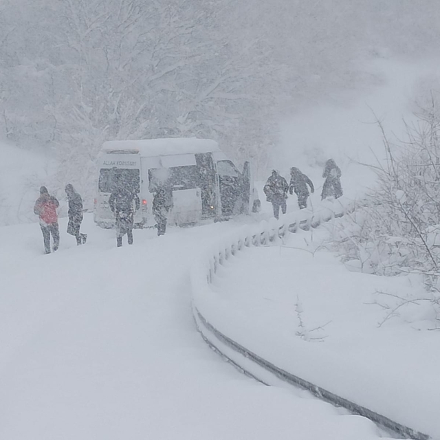 Ardahan'da eğitime 'kar' engeli; Posof-Ardahan kara yolu kapandı