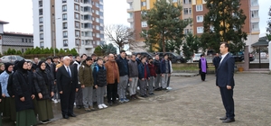 Of'taki okullarda depremzedeler için saygı duruşunda bulunuldu