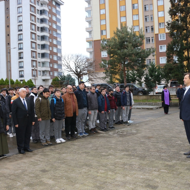 Of'taki okullarda depremzedeler için saygı duruşunda bulunuldu