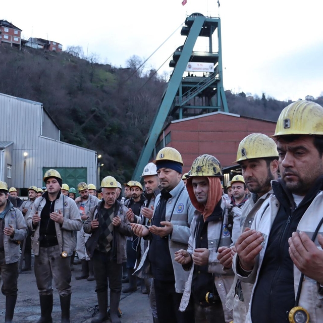 Zonguldak'ta madenciler, 6 Şubat'taki depremlerde hayatını kaybedenleri dua...