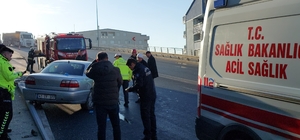 Kocaeli'de aydınlatma direğine çarpan otomobilin sürücüsü ağır yaralandı