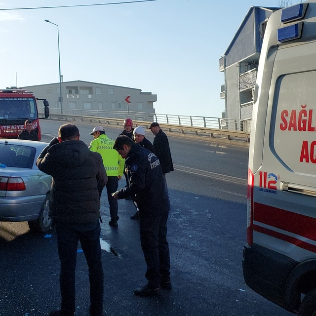 Kocaeli'de aydınlatma direğine çarpan otomobilin sürücüsü ağır yaralandı