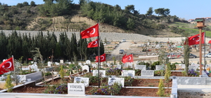 Adana'da depremlerde yaşamını yitirenlerin yakınlarından mezarlık ziyareti