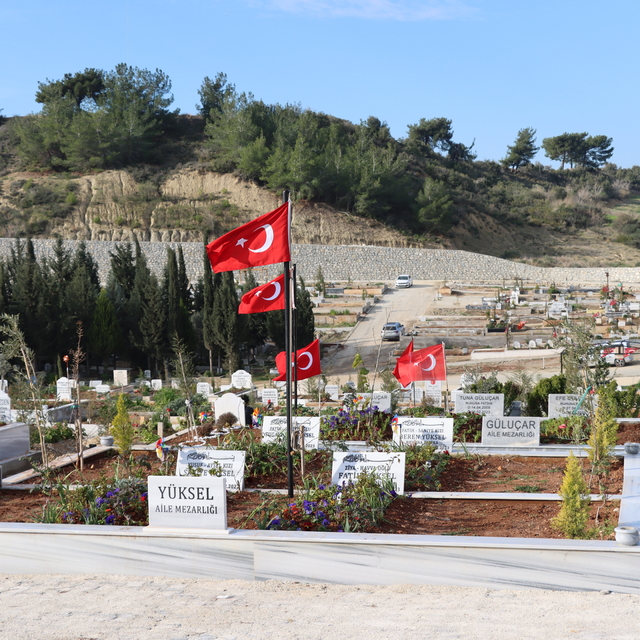 Adana'da depremlerde yaşamını yitirenlerin yakınlarından mezarlık ziyareti