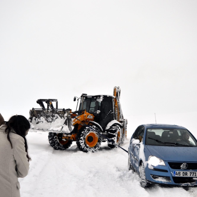 Araçları kara saplanan 3 öğretmeni, karla mücadele ekipleri kurtardı