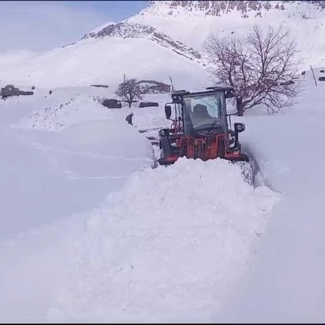 Şırnak'ta 20 yerleşim yerinin yolu, kardan kapandı