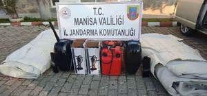 Manisa'da 44 düzensiz göçmen ile 2 göçmen kaçakçısı yakalandı
