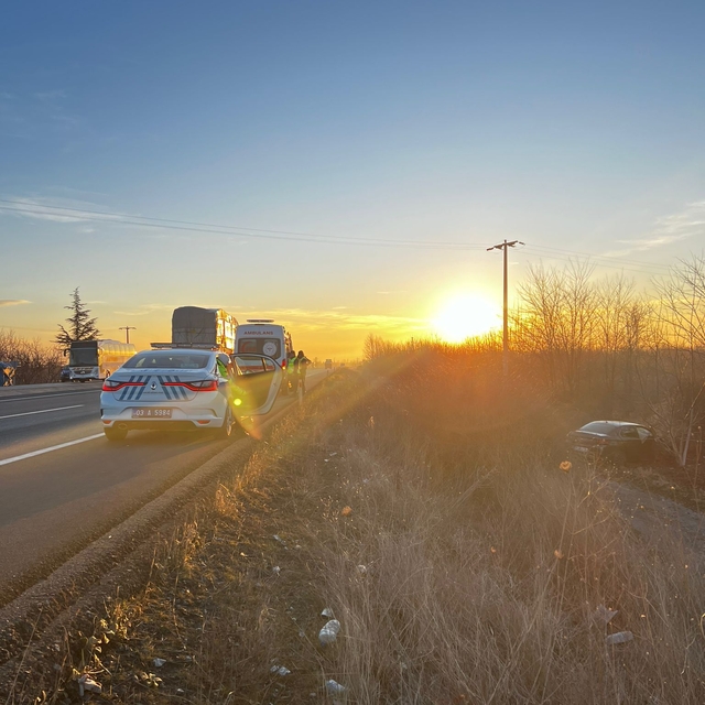 Afyonkarahisar'da şarampole devrilen otomobildeki 3 kişi yaralandı