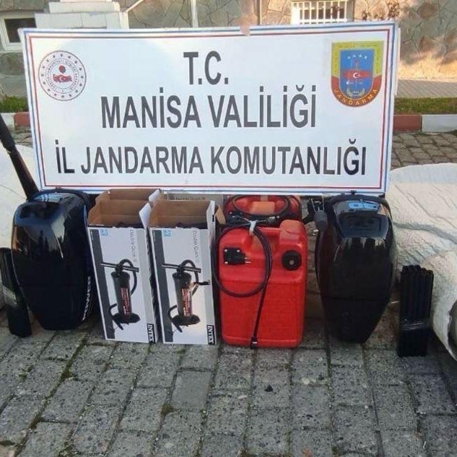 Manisa'da 44 düzensiz göçmen ile 2 göçmen kaçakçısı yakalandı
