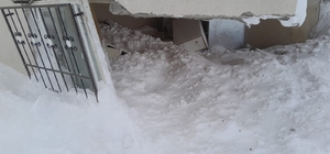 Van'da üzerine çığ düşen evde hasar oluştu