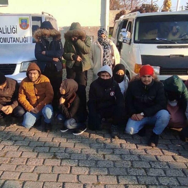 Manisa'da 44 kaçak göçmen yakalandı, 2 organizatör şüphelisi tutuklandı