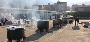 İskenderun'daki "Gönül Mutfağı"nda depremin birinci yılı dolayısıyla taziye yemeği yapıldı