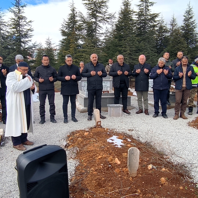 Başkan Zelyurt, Doğanşehir'de depremlerde hayatını kaybedenlerin mezarların...