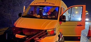 Ehliyetsiz sürücünün kullandığı minibüs bariyere çarptı: 1 ölü, 3 yaralı