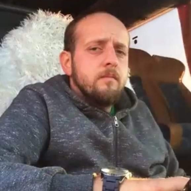 Çocuğunu almak için gittiği okulda bıçaklı saldırıya uğrayan veli öldü