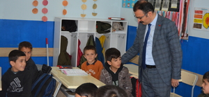 Şemdinli Kaymakamı Ateş, okulları ziyaret etti