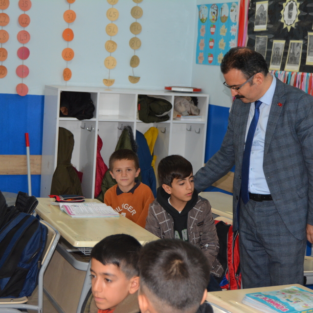 Şemdinli Kaymakamı Ateş, okulları ziyaret etti