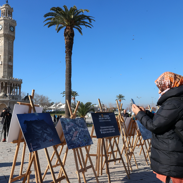İzmir'de, depremlerin birinci yılında sergi açıldı, anma etkinliği düzenlen...