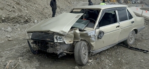 Kastamonu'da kamyonet ile otomobilin çarpıştığı kazada 2 kişi yaralandı