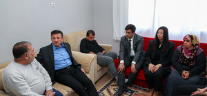 İzmir Büyükşehir Belediye Başkan adayı Hamza Dağ, depremzede aileyi ziyaret...