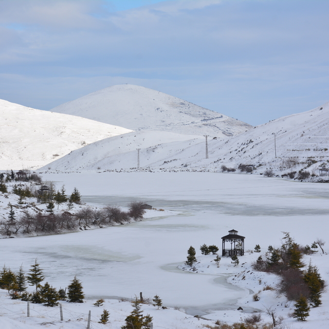 Tokat'ta Üçoluk Göleti'nin yüzeyi buz tuttu