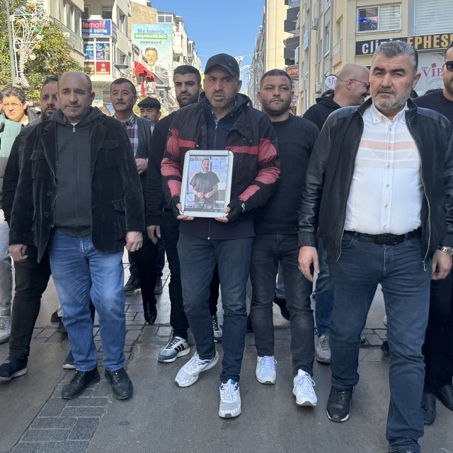 İzmir'de taksi şoförleri meslektaşlarının öldürülmesini protesto etti