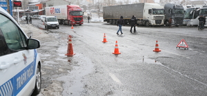 Kars-Ardahan kara yolu kar ve tipi nedeniyle ulaşıma kapatıldı 