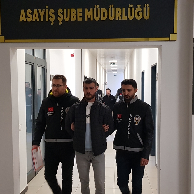 Kocaeli'de okul bahçesindeki bıçaklı saldırıda yaralanan kişi öldü