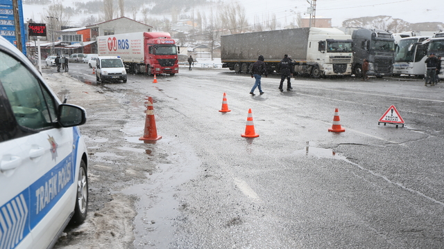 Kars-Ardahan kara yolu kar ve tipi nedeniyle ulaşıma kapatıldı