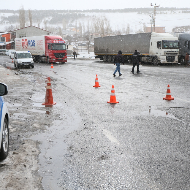 Kars-Ardahan kara yolu kar ve tipi nedeniyle ulaşıma kapatıldı