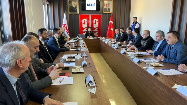 Vali Arslan, arama kurtarma ekipleriyle bir araya geldi