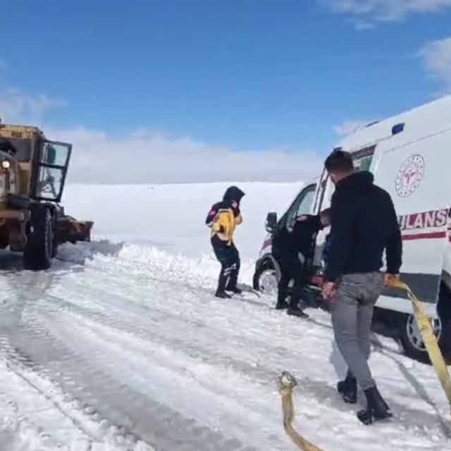 Malazgirt'te yoldan çıkarak kara saplanan ambulans ekiplerce kurtarıldı