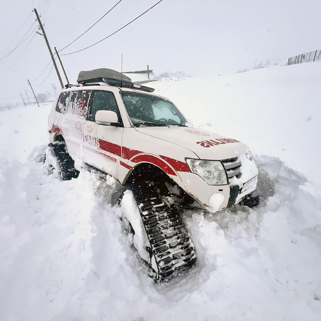 Ardahan'da yolu kapanan köylerdeki hastalar, ekiplerin çalışmasıyla hastane...