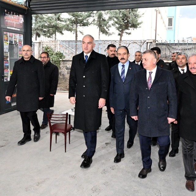 Bakan Ersoy, Malatya'da geçici iş yerlerindeki esnafı ziyaret etti