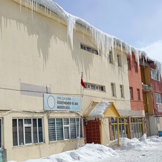 Çaldıran'da kar ve soğuk hava etkisini sürdürüyor