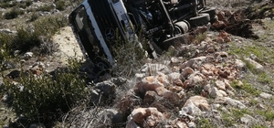 Mersin'de şarampole devrilen kamyonun sürücüsü yaralandı 
