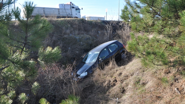 Kırklareli'nde şarampole devrilen otomobildeki 3 kişi yaralandı