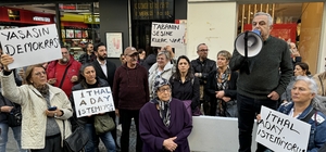 İzmir'de CHP'li bir grup, "ithal aday" protestosu yaptı