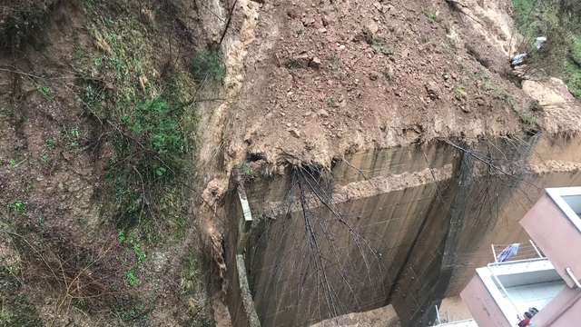 Artvin'de heyelan riski nedeniyle 3 bina boşaltıldı