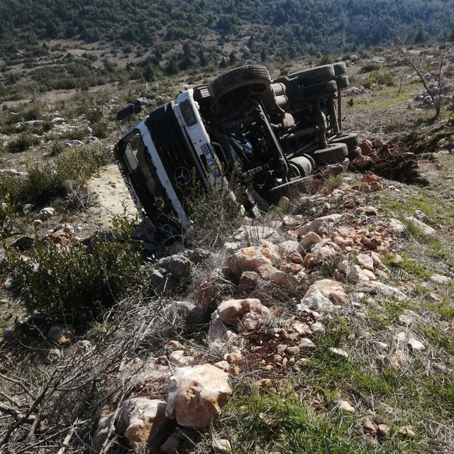 Mersin'de şarampole devrilen kamyonun sürücüsü yaralandı