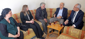 Muğla Büyükşehir Belediye Başkan adayı Ayaydın, depremzede aileyi ziyaret e...