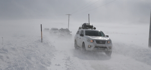 Özalp Kaymakamı Bulut, çığ sonucu hasar oluşan evde incelemelerde bulundu