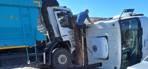 Alanya'da iki kamyonun çarpıştığı kazada 2 kişi yaralandı