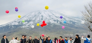 Derecik'te gençler depremlerde hayatını kaybeden öğretmenler için gökyüzüne balon bıraktı