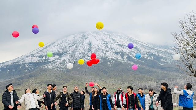 Derecik'te gençler depremlerde hayatını kaybeden öğretmenler için gökyüzüne balon bıraktı