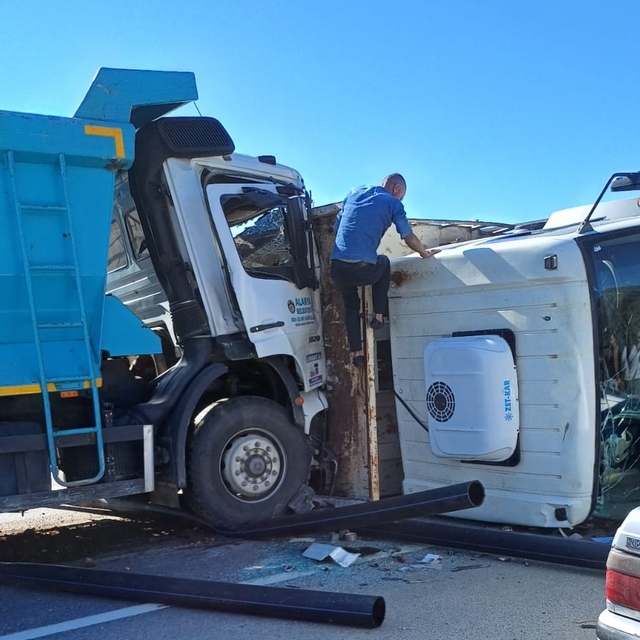 Alanya'da iki kamyonun çarpıştığı kazada 2 kişi yaralandı