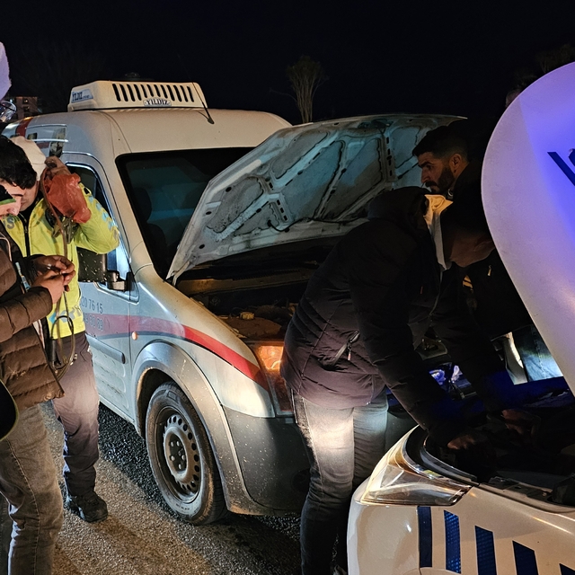 Siirt'te kamyoneti arızalanınca yolda kalan sürücüye trafik polisleri yardı...